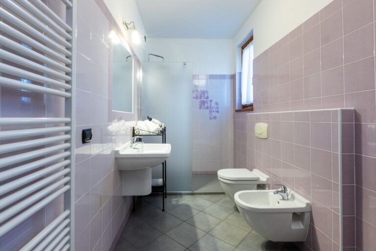 residence-spluga-bagno-viola
