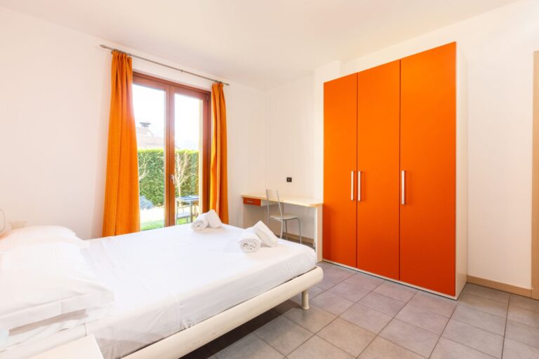 residence-spluga-camera-arancio